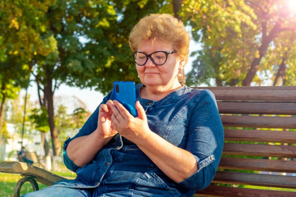 tempo de contribuição para aposentadoria - mulher usando o celular